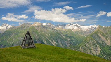 Pragraten Avusturya 'daki yüksek dağların panoramik manzarası güneşli yaz gökyüzü dramatik alp manzarası ve manzara ufkunu gösteriyor