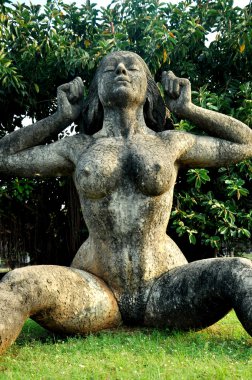 yakshi heykel malampuzha Barajı