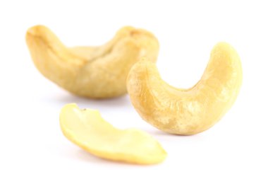 beyaz izole birkaç kaju fıstığı