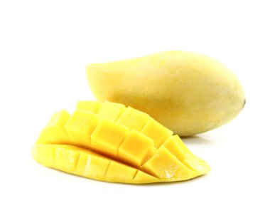 Beyaz arkaplanda sarı mango izole edilmiş