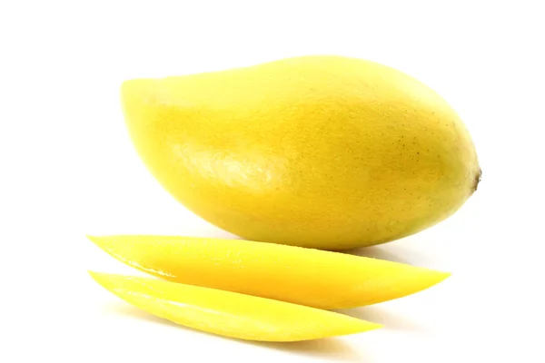 Mango giallo isolato su fondo bianco — Foto Stock