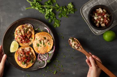 Kızarmış ekmekli balık servisi yapan kadın.