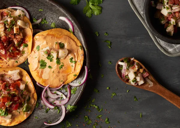 Lezzetli balık ceviche tostları