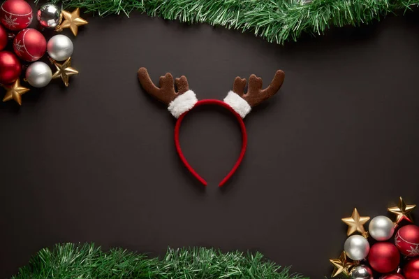 Süslü bir Noel çerçevesi, geyik boynuzlu bir çelenk.