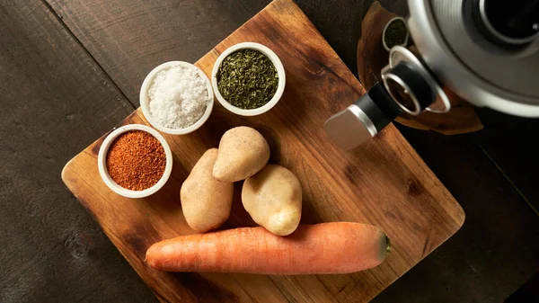 Patates ve havuç kızartma makinesinde baharatlı çubuklar.