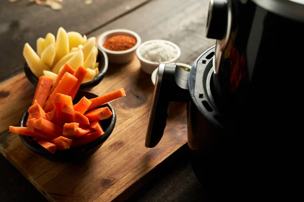 Patates ve havuç kızartma makinesinde baharatlı çubuklar.