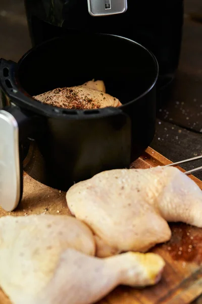 Cocinar Los Muslos Pollo Con Especias Una Freidora — Foto de Stock