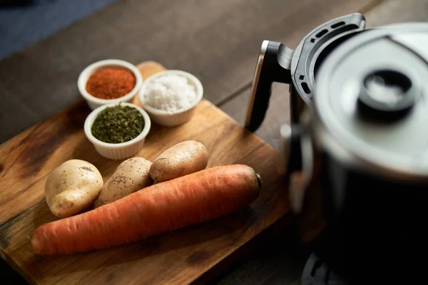 Patates ve havuç kızartma makinesinde baharatlı çubuklar.