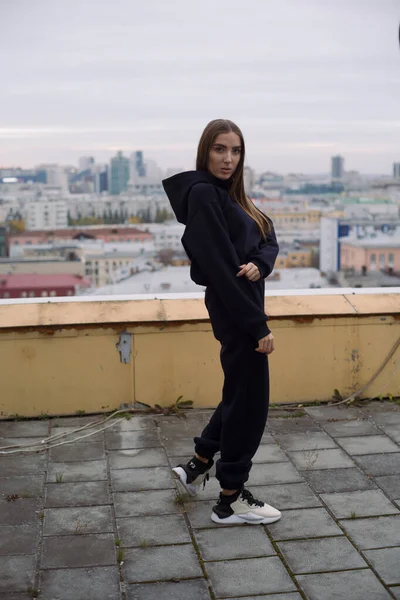 Foto Altura Completa Mujer Joven Pie Techo Edificio Alto Gran — Foto de Stock