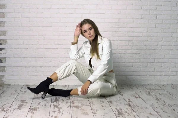 Foto Van Vrouw Model Poseren Voor Mode Catalogus — Stockfoto