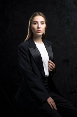 Moda elbiseli genç bir manken..