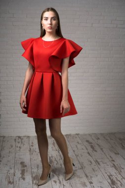 Moda elbiseli genç bir manken..