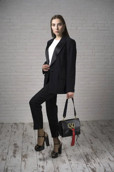 Ung Mode Kvinna Modell Poserar Snygga Kläder — Stockfoto