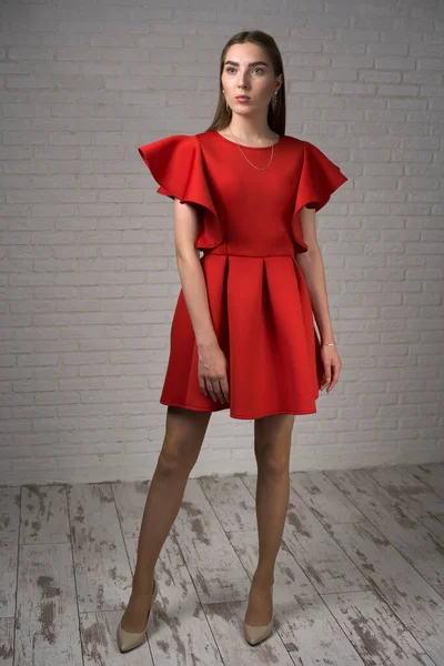 Ung Mode Kvinna Modell Poserar Snygga Kläder — Stockfoto