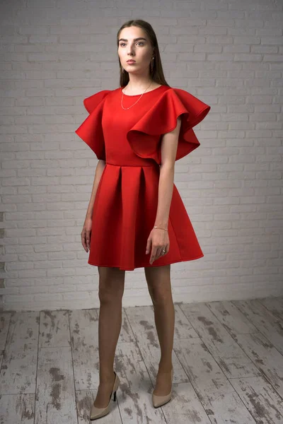 Junge Mode Frau Modell Posiert Stilvollen Kleidern — Stockfoto