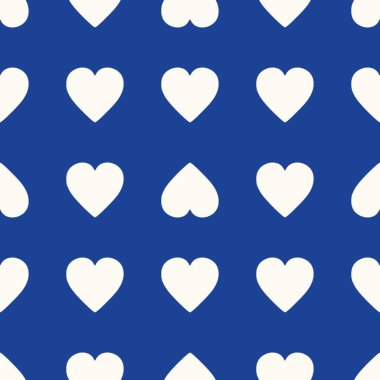 Kalpleri olan mavi, beyaz, pürüzsüz bir arka plan.