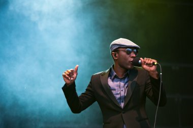 Trencin, Slovakya - 6 Temmuz: Aloe Blacc Trencin, Slovakya Trencin havaalanında Bazant Pohoda Müzik Festivali'nde 6 Temmuz 2012 tarihinde gerçekleştirir.