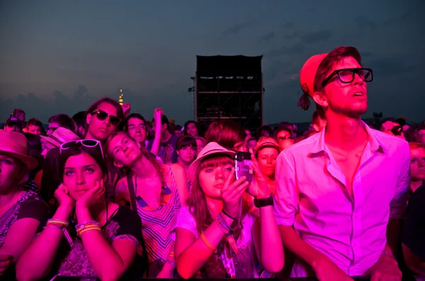 TRENCIN, ESLOVAQUIA - 7 DE JULIO: Multitud frente al escenario en el Bazant Pohoda Music Festival en el Aeropuerto de Trencin en Trencin, Eslovaquia, el 7 de julio de 2012 — Foto de Stock