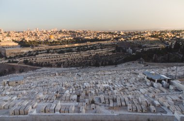 Jerusalem eski şehir, dünyanın en büyük Mezarlığı'nda ön planda