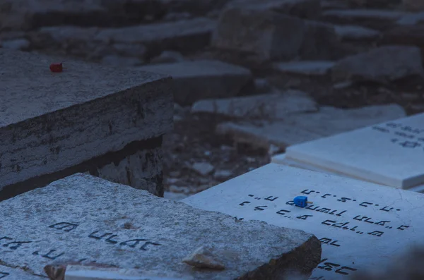 Dreidel op een grafsteen op Joodse begraafplaats — Stockfoto