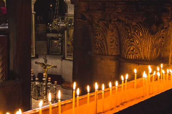 Velas y cruz en la iglesia cálica — Foto de Stock