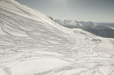 Dağlarda kayak izleri