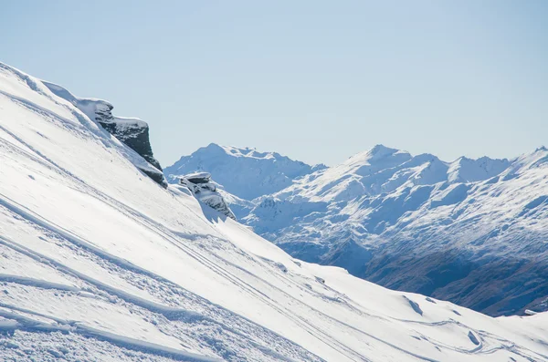 Лыжные трассы в горах — стоковое фото