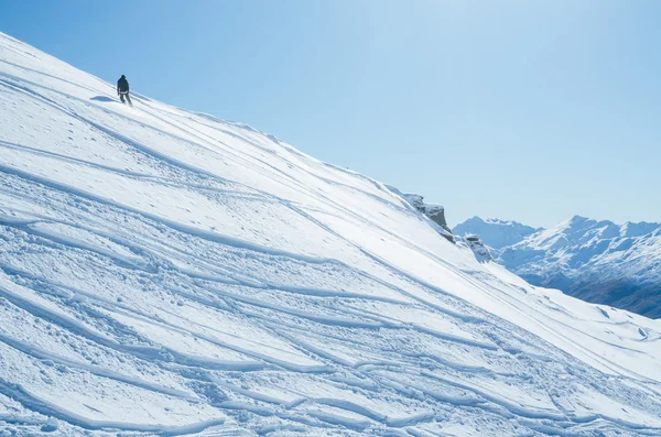 Лыжные трассы в горах — стоковое фото