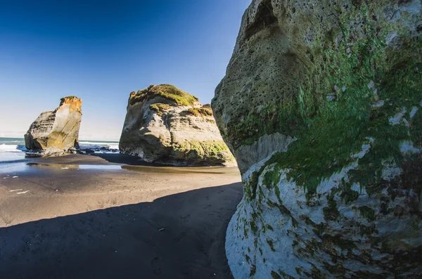 Formazioni rocciose sulla riva del mare — Foto Stock