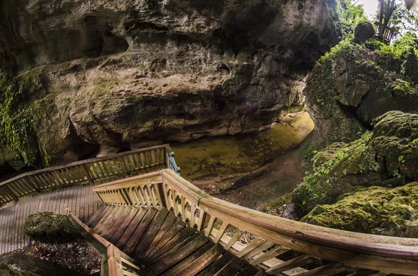 Wandern in der Höhle — Stockfoto