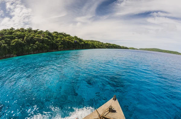 Sentado en un barco en islas tropocales — Foto de Stock