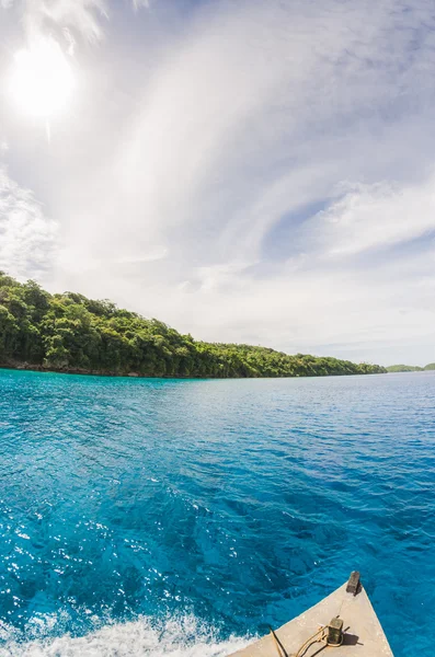 Assis sur un bateau dans les îles tropicales — Photo