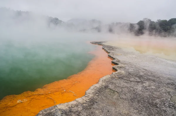 Cores surpreendentes do lago vulcânico da Nova Zelândia — Fotografia de Stock