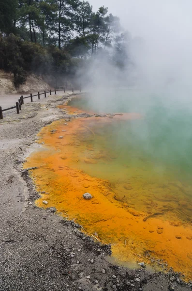 Úžasné barvy Nového Zélandu sopečné jezero — Stock fotografie