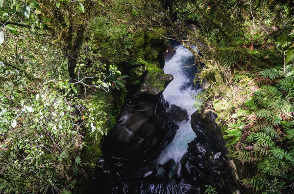 Ruscello roccioso, moto acqua offuscata — Foto Stock