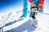 Ženské lyžař upevnění její boty