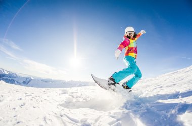 Kız snowboard 'unda eğleniyor.