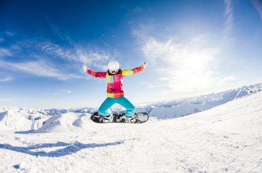 Kız snowboard 'unda eğleniyor.