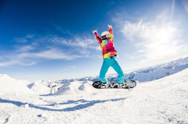 Kız snowboard 'unda eğleniyor.