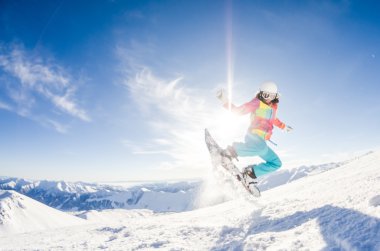 Kız snowboard 'unda eğleniyor.