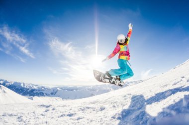 Kız snowboard 'unda eğleniyor.