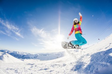 Kız snowboard 'unda eğleniyor.