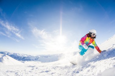 Kız snowboard 'unda eğleniyor.