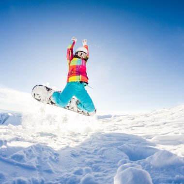 Kız snowboard 'unda eğleniyor.
