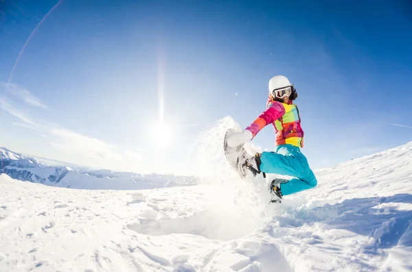 Flicka ha kul på sin snowboard — Stockfoto