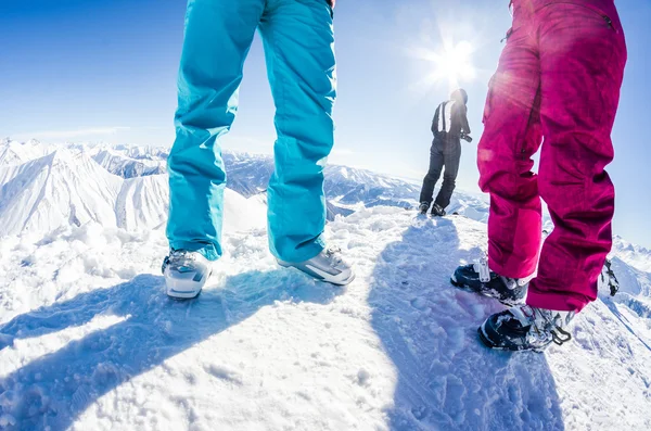 Sciatori in cima alla montagna — Foto Stock