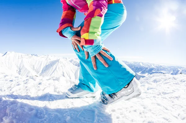 Vrouwelijke model poseren haar Skischoenen — Stockfoto