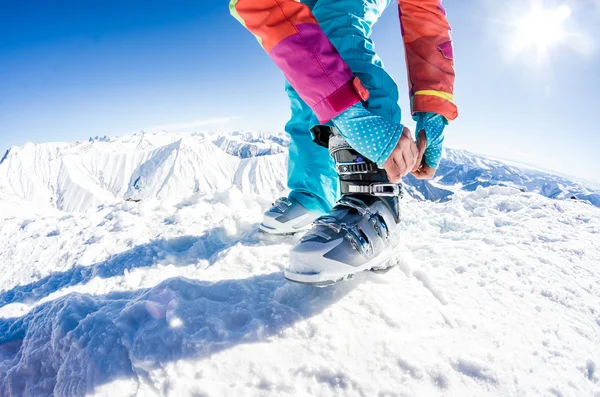 Skifahrerin schnallt ihre Stiefel an — Stockfoto