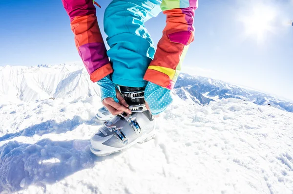 Skifahrerin schnallt ihre Stiefel an — Stockfoto