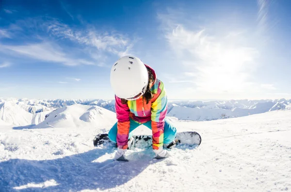 Menina snowboarder tendo algum descanso — Fotografia de Stock